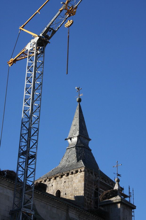 Azálvaro critica que la Junta pretenda eliminar los nidos de cigüeña del templo de San Eutropio